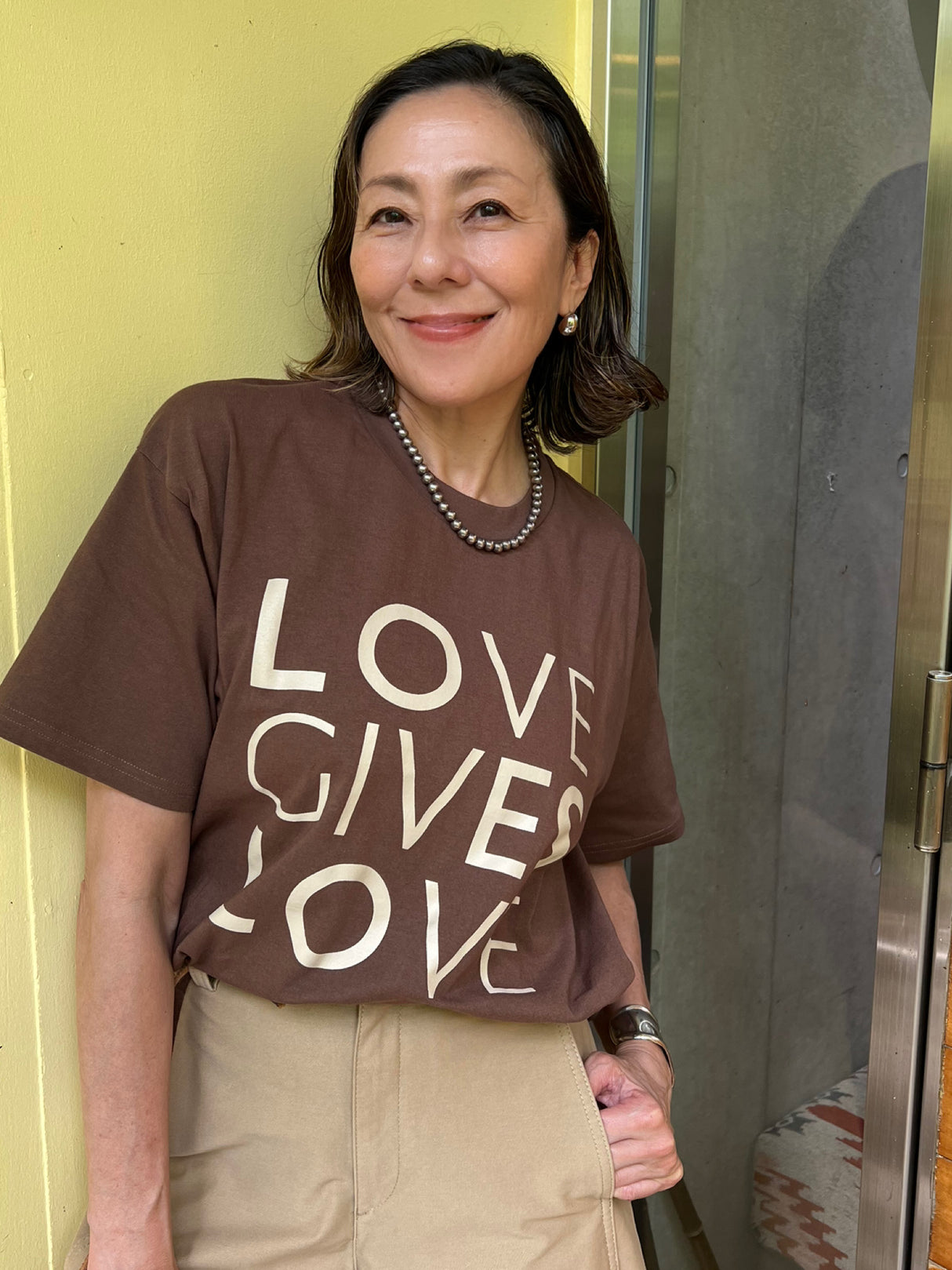 "LOVE GIVES LOVE"Tシャツ