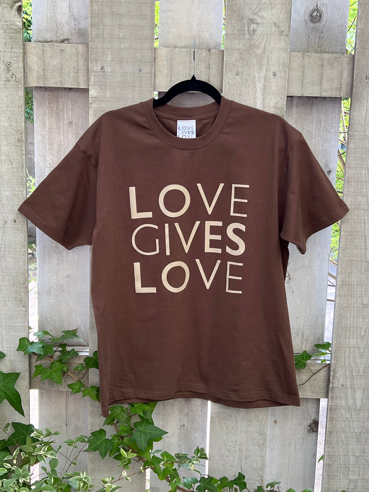"LOVE GIVES LOVE"Tシャツ