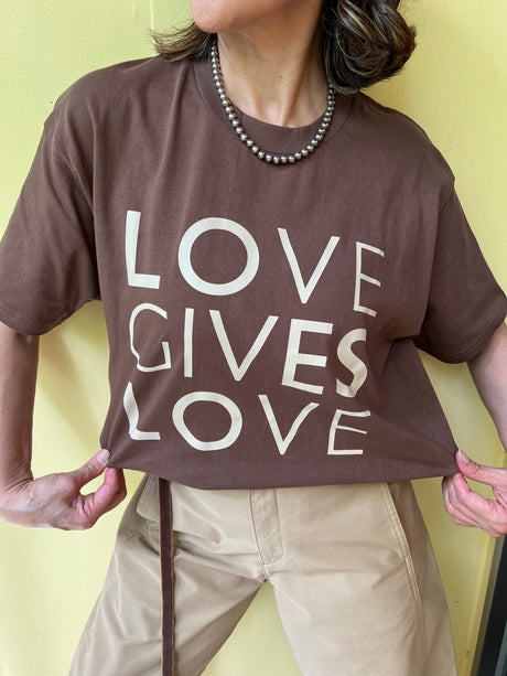 "LOVE GIVES LOVE"Tシャツ